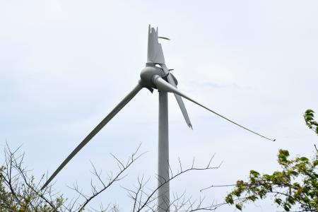 　プロペラが折れた風力発電の風車＝２日正午ごろ、秋田市