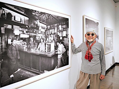 作品を前に撮影当時のエピソードを語る池本さん