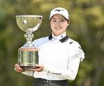 　通算７アンダーで初優勝を果たした稲垣那奈子＝グランディ鳴門ＧＣ