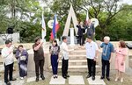 故キリノ元大統領の顕彰碑を除幕し、祝杯を挙げる加納名誉館長（手前左から２人目）ら