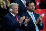 　１５日、米共和党大会に出席したトランプ前大統領（左）と副大統領候補のバンス上院議員＝ウィスコンシン州ミルウォーキー（ＡＰ＝共同）