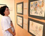 役行者の伝説を因州和紙に生き生きと描いたおくむらさん＝鳥取市青谷町山根のあおや和紙工房