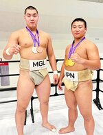 男子中量級で優勝した三橋（右）と無差別級準優勝のラグチャースレン＝東京都立川市のアリーナ立川立飛