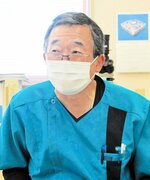 この時季の肌トラブル対策を説明する石原院長