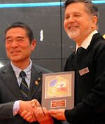 境港に初寄港したクルーズ客船の船長（右）に記念盾を贈る伊達憲太郎市長
