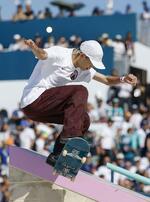 　男子ストリート決勝　演技する白井空良＝パリ（共同）