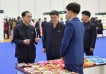　２２～２６日に平壌で開かれた工場製品の品評会に出席した北朝鮮の趙甬元・朝鮮労働党組織担当書記（左端）（朝鮮中央通信＝共同）
