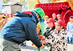 園児から「頑張ってください」と花束を手渡される作業員
