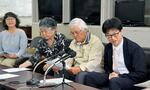 　記者会見する沖縄県教職員組合の森岡稔さん（右端）ら＝１２日午後、沖縄県庁