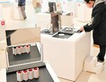 不思議な立体錯視モデルが並ぶ会場。手前は作品の一つ「ハートの変身」＝倉吉市鍛冶町１丁目の円形劇場くらよしフィギュアミュージアム