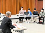 関係者らに提案内容を説明する参加者＝１８日、湯梨浜町役場