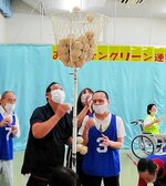 玉入れゲームを楽しむ利用者ら