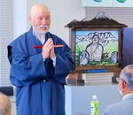 紙芝居で豪円和尚の一代記を披露する吉島さん