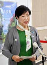 　視察に訪れた八丈島の空港で、報道陣の取材に応じる小池百合子知事＝２７日午後、東京都八丈町