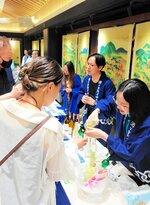 来場者に自慢の味をＰＲする酒蔵関係者（右）
