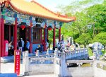 試験的な無料開放でにぎわった園内＝１８日、湯梨浜町の中国庭園燕趙園