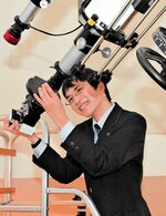 米子市児童文化センターの天体望遠鏡に分光器を取り付ける学生