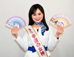 ２種類のバレンタインジャンボを手にする村田さん