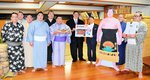 佐渡ケ嶽親方に目録を手渡す平井知事（中央）
