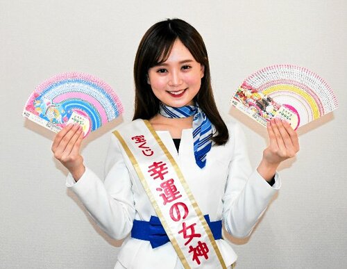 ２種類のバレンタインジャンボを手にする村田さん