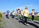 大路川沿いを歩く参加者