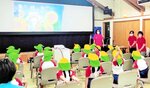 絵本の読み聞かせで園児を楽しませる会員ら