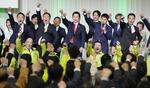 　日本維新の会の党大会で気勢を上げる吉村代表（中央）ら＝３月