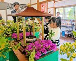 甘茶かけを体験する子どもたち