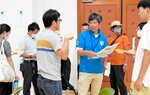 担当する業務内容を確認する参加者ら＝４日夜、米子市観光センター