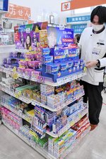 花粉対策商品が陳列されている売り場＝１４日、鳥取市古海のドラッグストアエーススーパーモール鳥取店