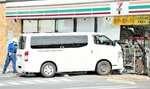 車が突っ込み入り口付近が大破したコンビニエンスストア＝１７日午前８時３５分ごろ、松江市黒田町