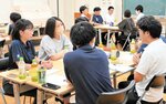 業務を効率的に進めるこつや部署内でのコミュニケーションの取り方などについて意見交換する職員＝２３日夜、香美町の香住区中央公民館