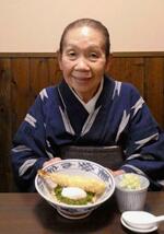 　令和版野球そばを手にする「直利庵」の女将、松井裕子さん＝１１月、盛岡市