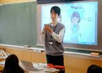 　岐阜県飛騨市立古川小で授業をする作業療法士の奥津光佳さん＝１月