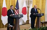 　２月７日、日米首脳会談後にホワイトハウスで記者会見する石破首相（左）とトランプ大統領（共同）
