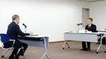　関西電力の森望社長（左）と面談する福井県の杉本達治知事＝２４日、福井県庁