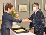 かすりの着物で修了証を受け取る特別研究生＝１９日、倉吉市の鳥取短期大