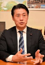 石破首相が掲げる地方創生に関し、具体像の提示を求める細野氏＝８日、国会内