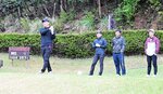 プレーを楽しむ参加者＝１５日、八頭町西御門の日本海ゴルフ倶楽部・郡家コース