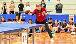 プレーを披露する麻生選手＝１０日、鳥取市布勢のヤマタスポーツパーク体育館