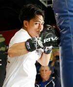 　ＩＢＦフェザー級戦に向け、練習するアンジェロ・レオ＝大阪市西成区