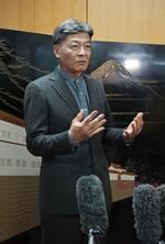 　川勝平太静岡県知事の発言に関し、取材に応じる静岡市の難波喬司市長＝３日午前、静岡市役所