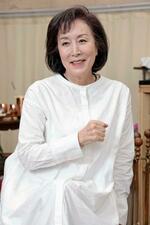 　「長く生き残った戯曲らしい生命力が伝わるように演じたい。あと、田中圭さんの驚き方が絶品です」と話す高畑淳子＝東京都新宿区