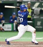 　ＥＮＥＯＳ戦の５回、先制打を放つ東京ガス・馬場＝東京ドーム