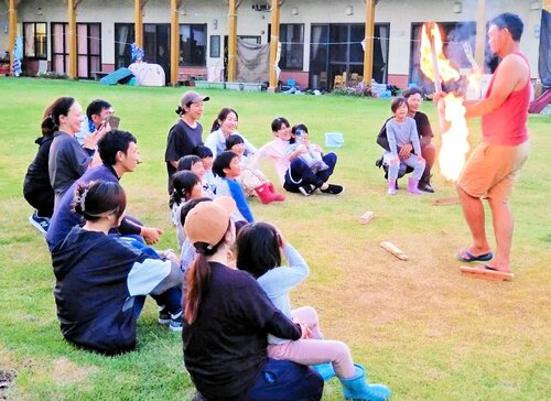 キャンプファイアを楽しむ園児と保護者