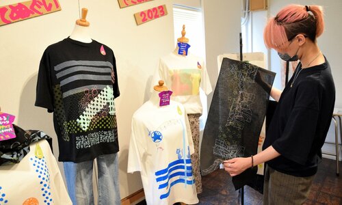 個性的でおしゃれなデザインのＴシャツや手拭いが並ぶ会場