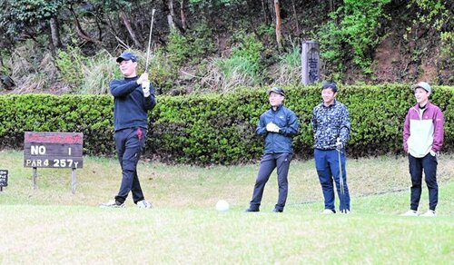 プレーを楽しむ参加者＝１５日、八頭町西御門の日本海ゴルフ倶楽部・郡家コース