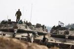 　イスラエル・ガザ境界近くに止まる戦車とイスラエル兵ら＝１９日（ロイター＝共同）