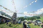 　ステージや飲食スペースがあちこちに設けられたフジロックフェスティバルの会場＝２０２３年７月、新潟県湯沢町（（Ｃ）宇宙大使☆スター）