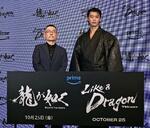　武正晴監督（左）と竹内涼真＝東京都目黒区